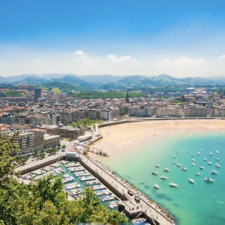 Miramar Luxurious Apartment, 3 Double For 6 Guests, Free Parking, Terrace, New * سان سيباستيان