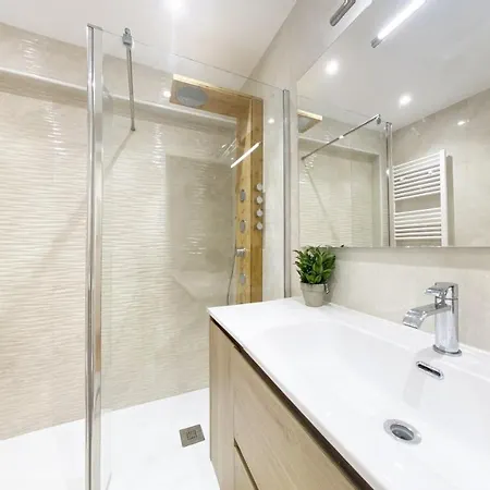 Miramar Luxurious Apartment, 3 Double For 6 Guests, Free Parking, Terrace, New شقة *