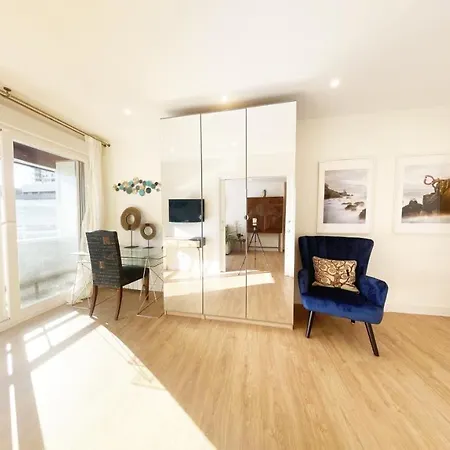 Miramar Luxurious Apartment, 3 Double For 6 Guests, Free Parking, Terrace, New Apartamento