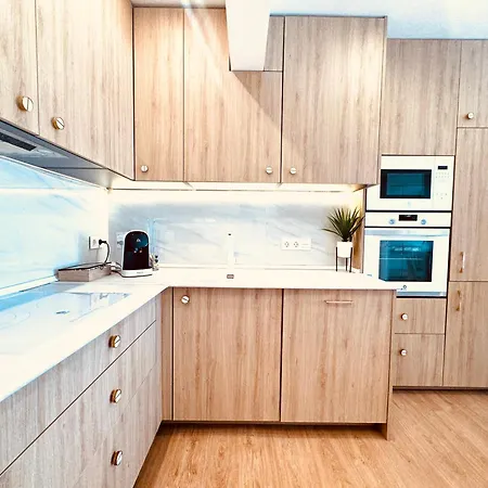 Miramar Luxurious Apartment, 3 Double For 6 Guests, Free Parking, Terrace, New شقة سان سيباستيان