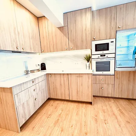 Miramar Luxurious Apartment, 3 Double For 6 Guests, Free Parking, Terrace, New *