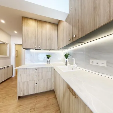 Miramar Luxurious Apartment, 3 Double For 6 Guests, Free Parking, Terrace, New San Sebastian