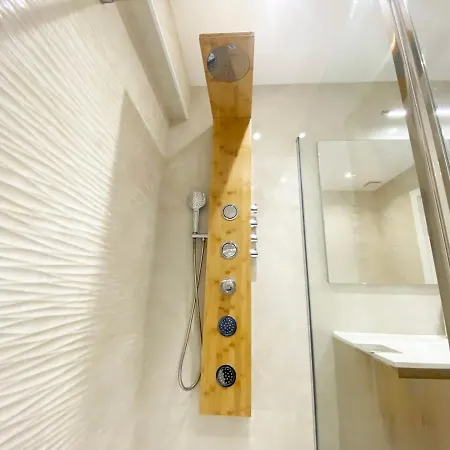 Bahia Luxurious Apartment, 3 Double Rooms, Free Parking, Terrace, Brand New アパート
