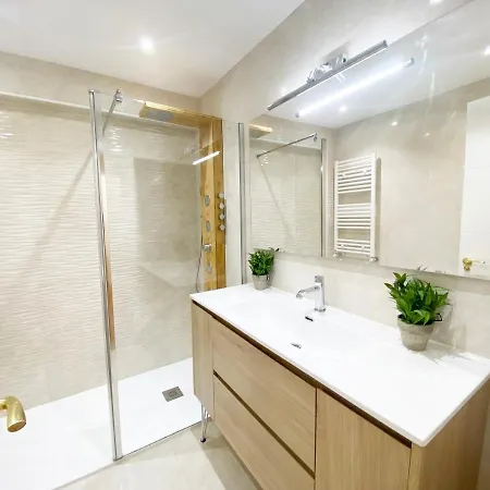 Miramar Luxurious Apartment, 3 Double For 6 Guests, Free Parking, Terrace, New 圣塞瓦斯蒂安