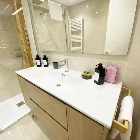 Miramar Luxurious Apartment, 3 Double For 6 Guests, Free Parking, Terrace, New Appartement *