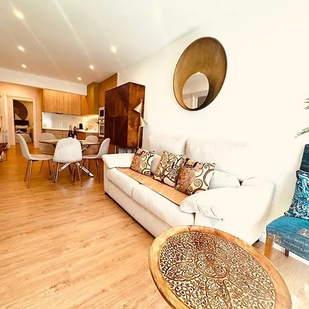 Bahia Luxurious Apartment, 3 Double Rooms, Free Parking, Terrace, Brand New アパート