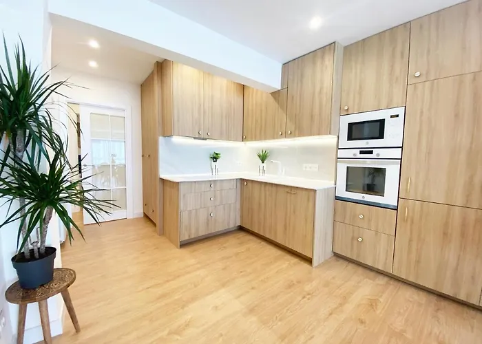 Miramar Luxurious Apartment, 3 Double For 6 Guests, Free Parking, Terrace, New 公寓 *